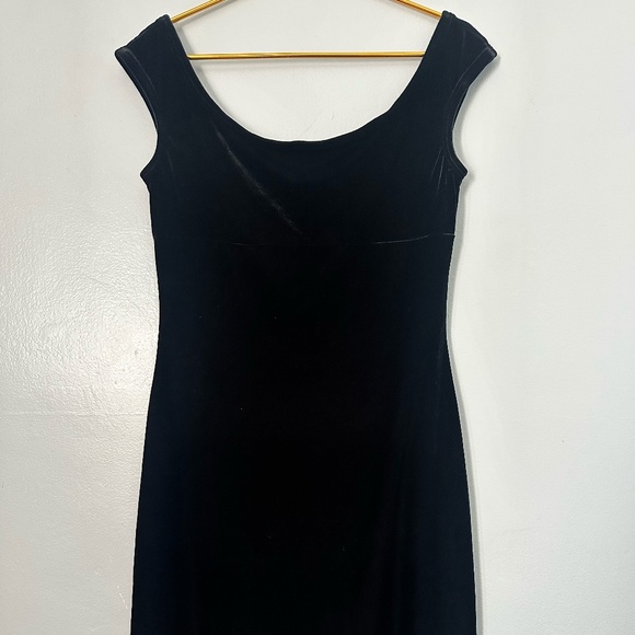 Guess Dresses & Skirts - (Y2K) VINTAGE VELVET BLACK GUESS FIT-FORMING DRESS